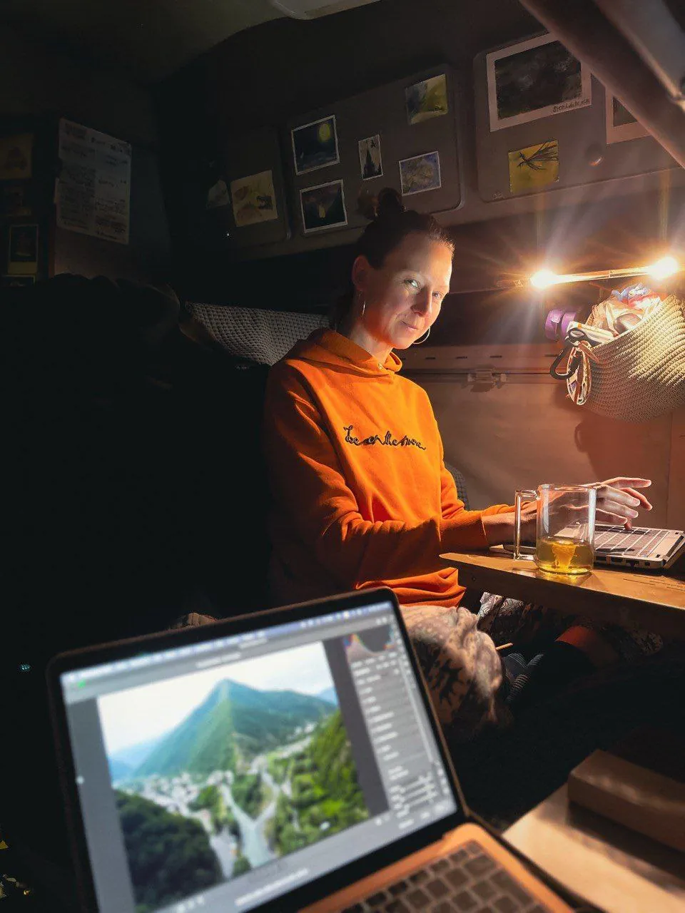Frau arbeitet am Laptop im Van