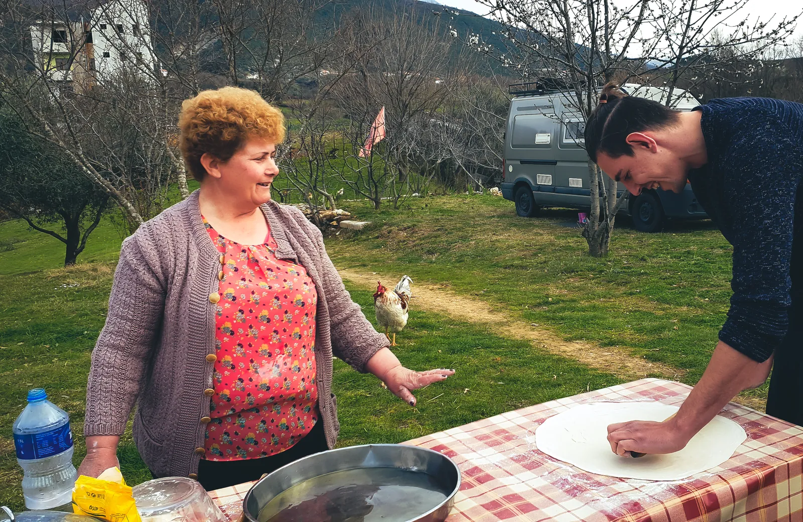 Frau bereitet Teig vor, Begegnung unterwegs