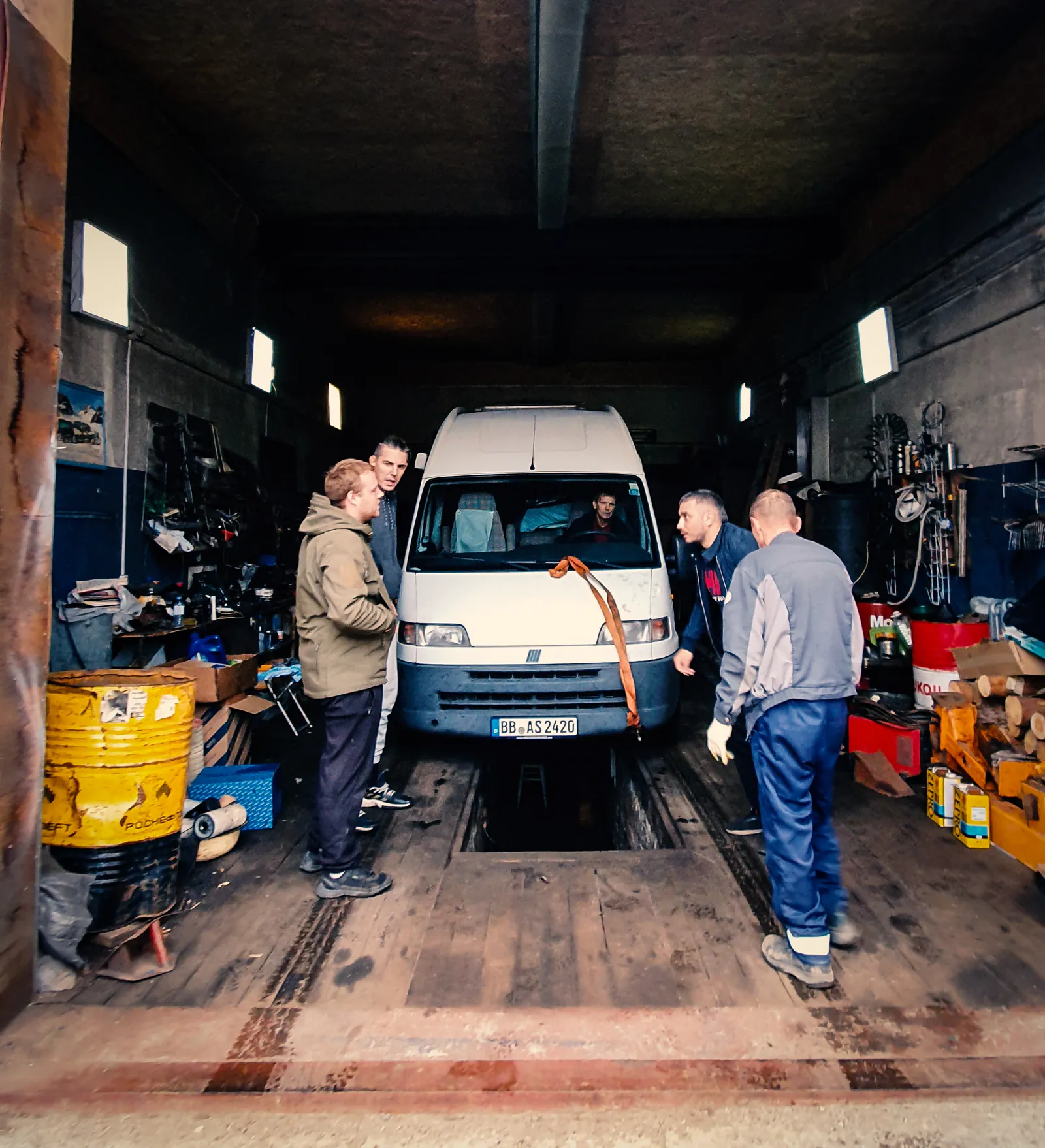 Van in der Werkstatt mit Helfern